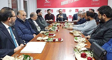 Saadet Partisi'nden aile değerlerine vurgu: Eşlere çiçek sürprizi