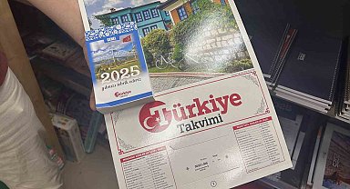 Saatli maarif takvimleri duvarlarda nostaljik bir parça olarak yer alıyor