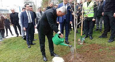 Sağlık Bakanı Prof. Dr. Kemal Memişoğlu, Bilecik'te fidan dikti
