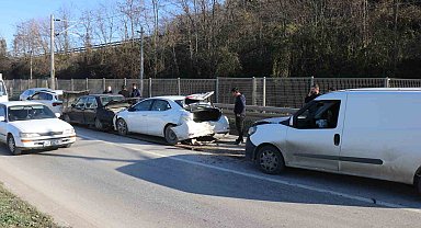 Sakarya'da 4 araçlı zincirleme kaza: Uzun araç kuyrukları oluştu