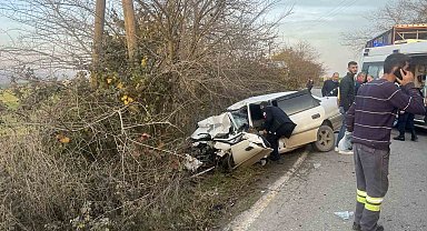 Sakarya'da kamyon ile otomobil çarpıştı: 2 ağır yaralı