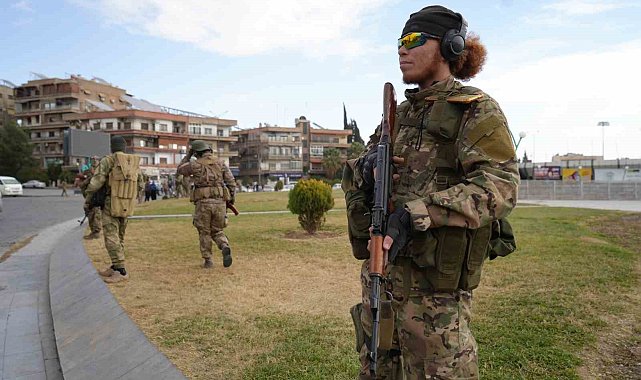 Şam'da askerler gövde gösterisi yaptı