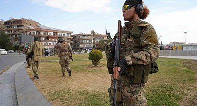 Şam'da askerler gövde gösterisi yaptı