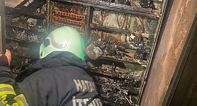 Samandağ'da binanın elektrik panosu küle döndü