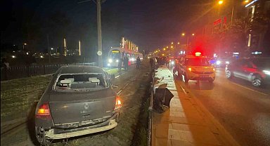 Samsun'da çarpışan iki otomobilden biri tramvay yoluna daldı: 1 yaralı