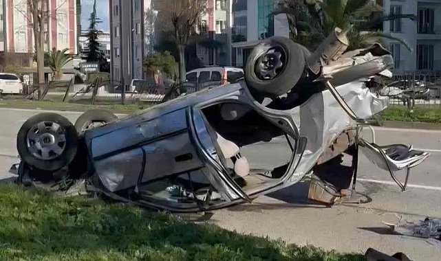 Samsun'da otomobili demir korkuluklara çaptı: 2 yaralı