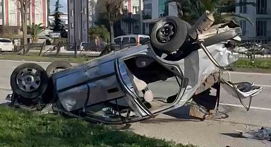 Samsun'da otomobili demir korkuluklara çaptı: 2 yaralı
