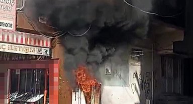 Şanlıurfa'da elektrik panosunda korkutan yangın kamerada