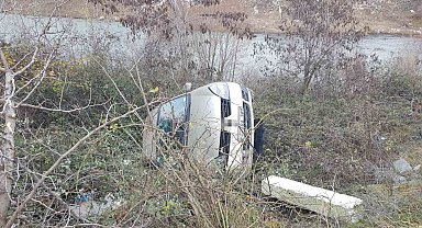 Şarampole uçan otomobildeki öğretim görevlisi yaralandı