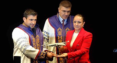 Selçuk Bayraktar'a iki üniversiteden fahri doktora unvanı