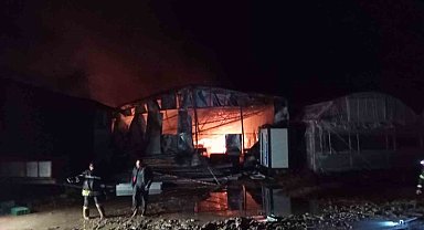 Sera deposu alev alev yandı, sebze dolu kasalar küle döndü