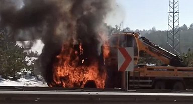 Seyir halindeki vinç alev alev yandı