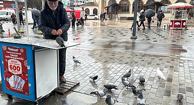 Seyyar bayi yılbaşı talih kuşlarını besledi!