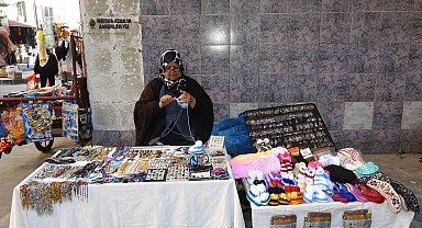 Seyyar tezgahının başında ördüğü ürünleri satarak geçimini sağlıyor