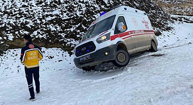 Siirt'te karda mahsur kalan ambulans, İl Özel İdaresi ekiplerince kurtarıldı