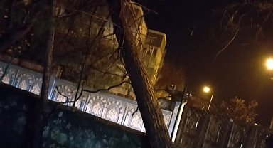 Siirt'te şiddetli yağış ve fırtına hayatı olumsuz etkiledi