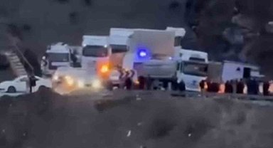 Siirt'te tır devrildi: 3 yaralı