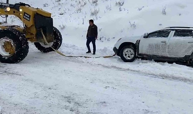Siirt'te yoğun kar yağışı nedeniyle kapanan yol ulaşıma açıldı