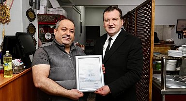 Silivri Belediye Başkanı Bora Balcıoğlu, esnafa ruhsatlarını teslim etti