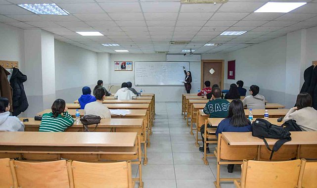 Sınav yolunda gençlere Esenyurt Belediyesi'nden eğitim desteği
