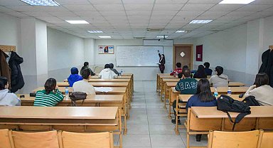 Sınav yolunda gençlere Esenyurt Belediyesi'nden eğitim desteği