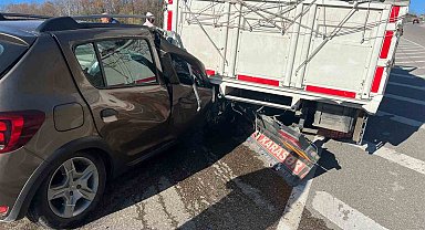 Sinop'ta otomobil kamyonun altına girdi: 1 yaralı