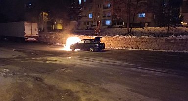 Sivas'ta seyir halindeyken alev alan otomobil kullanılmaz hale geldi