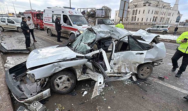 Sivas'ta tıra çarpan Fiat Tempra otomobil hurdaya döndü
