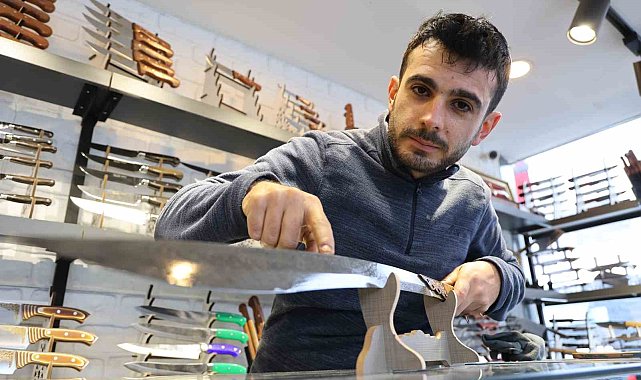 Sivaslı usta Şam çeliğinden kılıç üretti, 110 bin TL'lik kılıç görüntüsüyle hayran bırakıyor