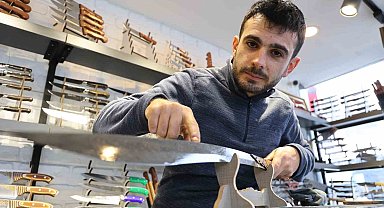 Sivaslı usta Şam çeliğinden kılıç üretti, 110 bin TL'lik kılıç görüntüsüyle hayran bırakıyor