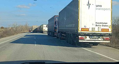 Soğuk havada tır kuyruğu 30 kilometreyi geçti