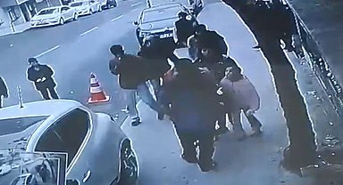 Sokak ortasında kadına bağıran adamı mahallenin gençleri darp etti