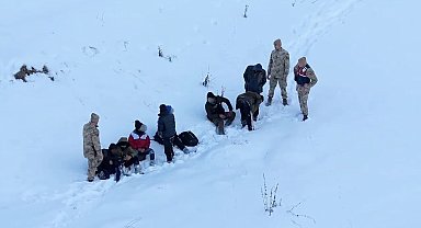 Sosyal medya paylaşımından yola çıkan ekipler kaçak göçmenleri yakaladı