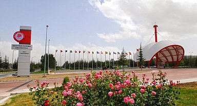 Süleyman Demirel Üniversitesi'nde kırılan plastik tavandan düşen öğrenci ağır yaralandı