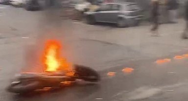Sultanbeyli'de İETT otobüsüne çarpan motosiklet alev aldı