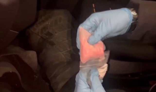 Sultangazi'de uyuşturucuyu aracın paspasının altına zulalamışlar: 3 gözaltı