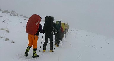 Süphan Dağı zirve tırmanışı zorlu hava şartları nedeniyle yarıda kaldı