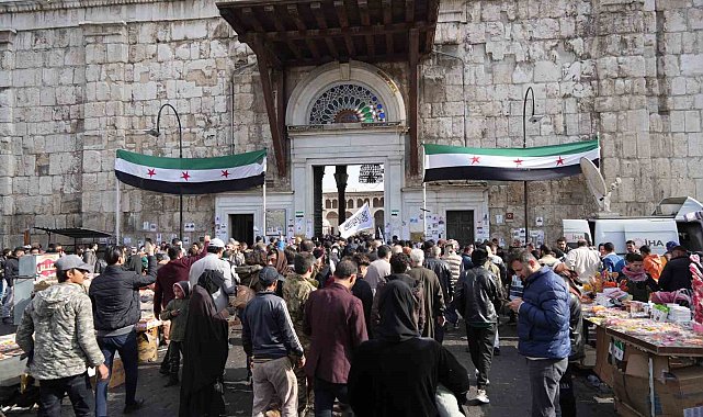 Suriyeliler cuma namazı için Emevi Camii'ne akın etti