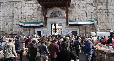 Suriyeliler cuma namazı için Emevi Camii'ne akın etti