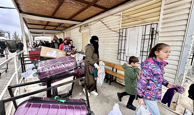 Suriyeliler Kilis Öncüpınar Gümrük Kapısı'ndan yurtlarına dönüyor