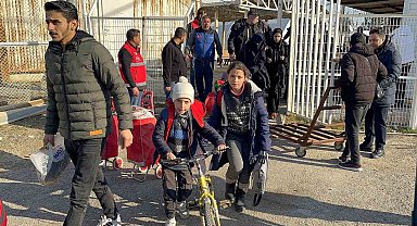 Suriyeliler ülkelerine dönmenin heyecanını yaşıyor