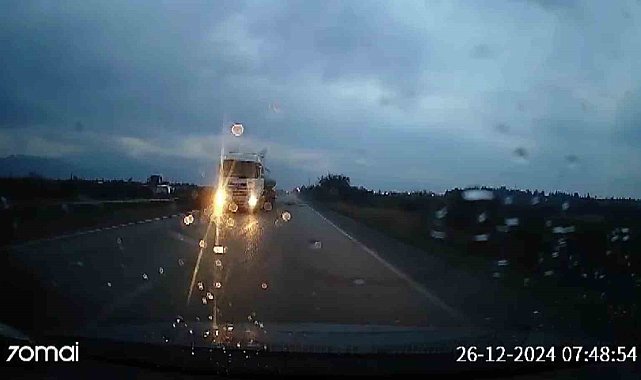 Sürücüsünün direksiyon hakimiyeti kaybettiği tanker karşı şeride geçti