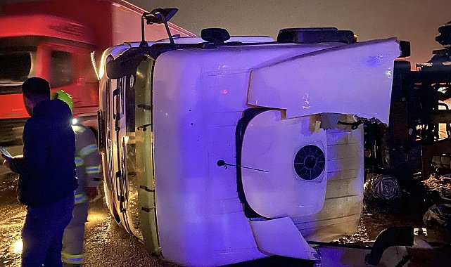 Susurluk'ta tır yan yattı: Sürücü hastaneye kaldırıldı