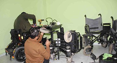 Tamirci bulamadılar kendi tekerlekli sandalyelerini tamir ederek atölye kurdular