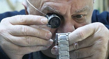 Tarihi çarşıdaki 9 metrekare dükkanda 46 yıldır zamana ayar veriyor