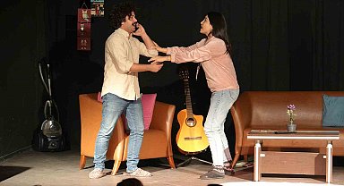 Tarsus Belediyesi, '2 Evli 1 Ev' adlı tiyatro oyununu sahneledi