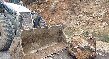 Tarsus'ta yola düşen kayaları belediye kaldırdı