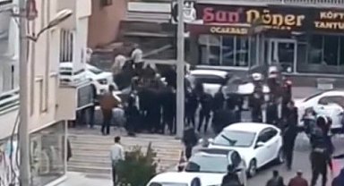 Taziye evi önünde bıçaklı kavga: 2 yaralı