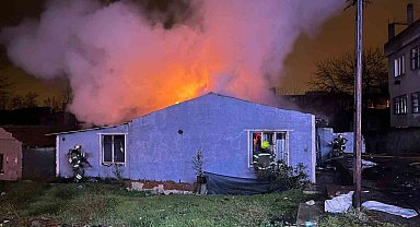 Tek katlı evde çıkan yangın geceyi aydınlattı