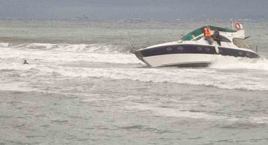 Tekne yan yattı: 2 kişi son anda kurtarıldı